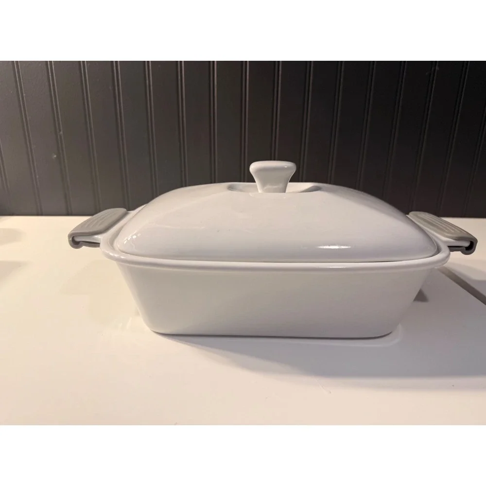 Wolfgang puck 3 quart casserole dish with lid and grey silicone handles